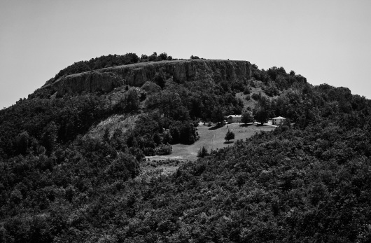 Поглед на манастир Нови Стјеник надомак Микуљског камена